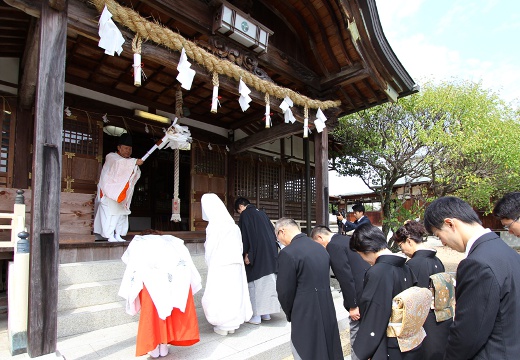 石清水八幡宮 神明殿。挙式会場。心身を清める初めのお祓いの儀式「修祓（しゅばつ）」