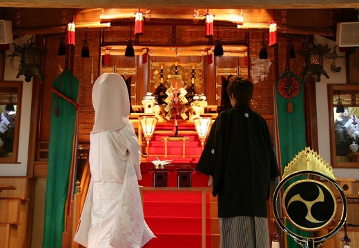 石清水八幡宮 神明殿。挙式会場。生演奏の雅楽が流れる神聖な神殿で愛を誓います