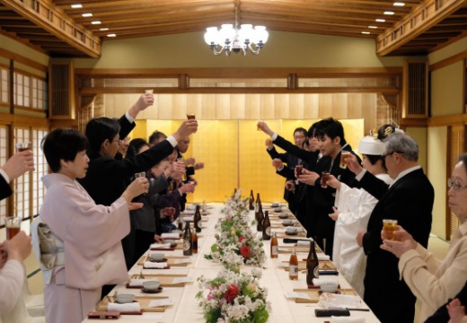 料亭 二蝶。披露宴会場。一つのテーブルを囲んで食事や会話を楽しむことも可能