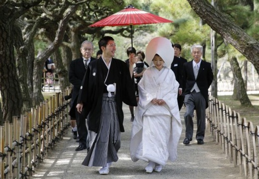 料亭 二蝶。挙式会場。挙式のあとは、公園内を練り歩く花嫁行列を実現