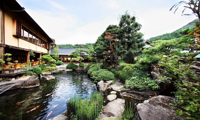 THE GARDEN DINING 弓絃葉(ザ ガーデン ダイニング 弓絃葉)。アクセス・ロケーション。伝統的な書院造の邸宅を現代風にリノベーションしたモダンな空間が舞台です