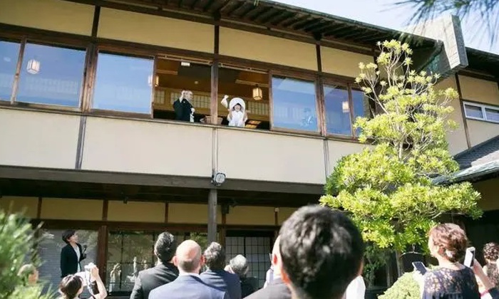 THE GARDEN DINING 弓絃葉(ザ ガーデン ダイニング 弓絃葉)。演出・小物。ふたりがゲストに向けてお菓子をプレゼントする「福まき」の演出