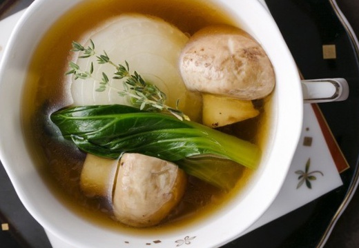 THE GARDEN DINING 弓絃葉(ザ ガーデン ダイニング 弓絃葉)。料理。オープンキッチンから出来立ての料理がサーブされます