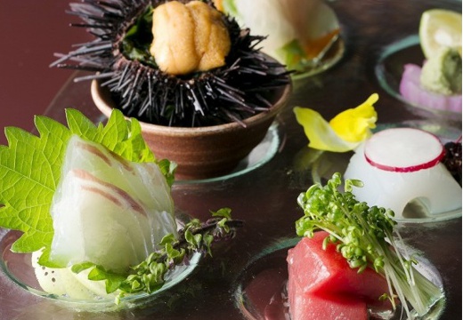 THE GARDEN DINING 弓絃葉(ザ ガーデン ダイニング 弓絃葉)。料理。当日の朝に水揚げされた新鮮な地元の魚介類を使用