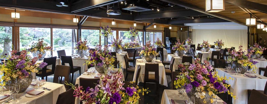 THE GARDEN DINING 弓絃葉(ザ ガーデン ダイニング 弓絃葉)。披露宴会場。ふたりらしく会場内をコーディネートしてゲストをおもてなし。窓の外には日本庭園が広がり、四季折々の景色が披露宴を彩ります