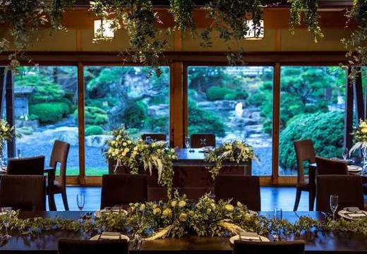 THE GARDEN DINING 弓絃葉(ザ ガーデン ダイニング 弓絃葉)。披露宴会場。自然光がたっぷりと降り注ぐ大きな窓が設置され開放的