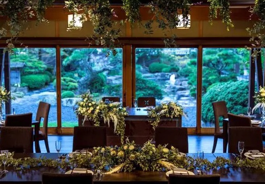 THE GARDEN DINING 弓絃葉（ザ ガーデン ダイニング 弓絃葉）。披露宴会場。自然光がたっぷりと降り注ぐ大きな窓が設置され開放的