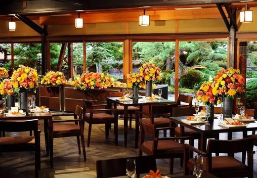 THE GARDEN DINING 弓絃葉(ザ ガーデン ダイニング 弓絃葉)。披露宴会場。スタイリッシュかつモダンな空間で和やかな時間を楽しめます