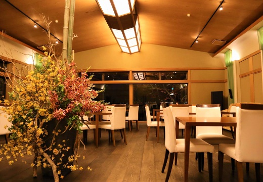 THE GARDEN DINING 弓絃葉(ザ ガーデン ダイニング 弓絃葉)。披露宴会場。フロントの隣にはゲストのための待合ルームを用意しています