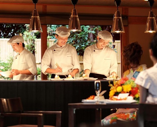 THE GARDEN DINING 弓絃葉(ザ ガーデン ダイニング 弓絃葉)。スタッフ。披露宴会場内に設置されたオープンキッチンで調理
