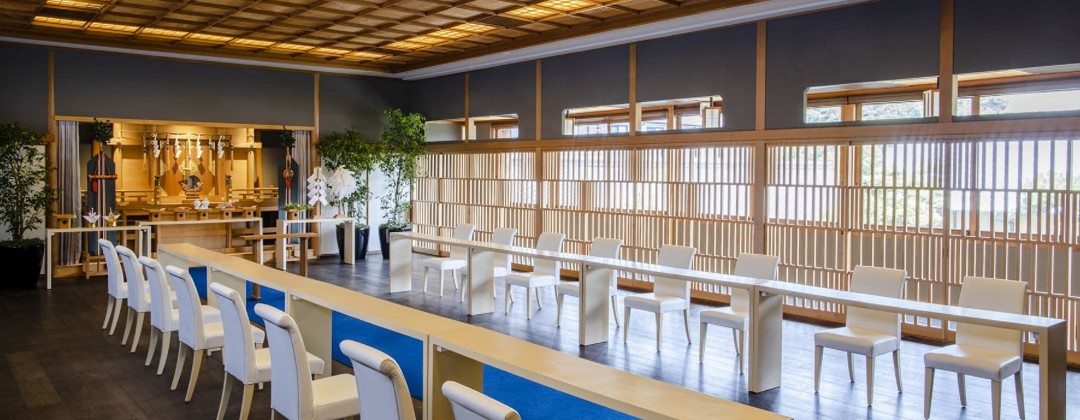 THE GARDEN DINING 弓絃葉(ザ ガーデン ダイニング 弓絃葉)。挙式会場。雅楽の三重奏が響きわたる凛とした神殿『IZUMO』。現代建築でリノベーションされたモダンな空間が広がります