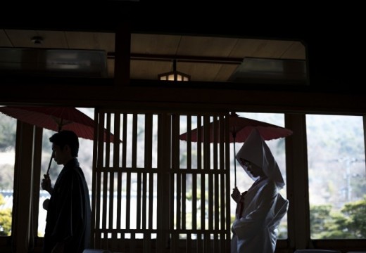 THE GARDEN DINING 弓絃葉(ザ ガーデン ダイニング 弓絃葉)。挙式会場。日本格子を取り入れた、和の趣を感じられる入場シーン