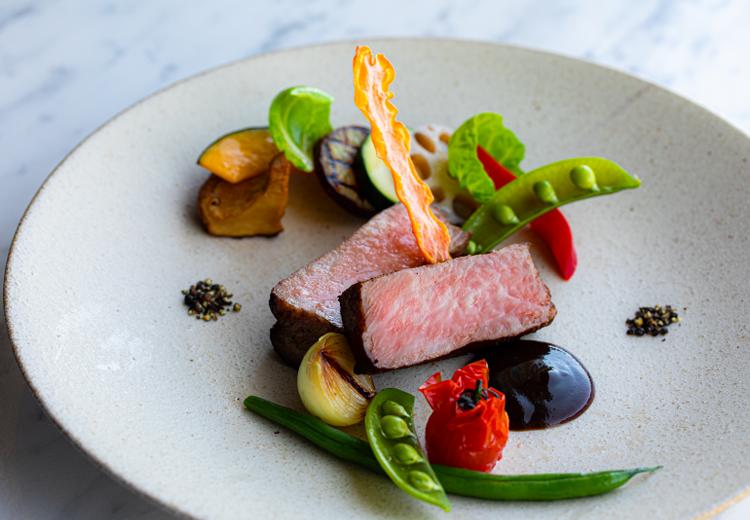 HOTEL CLEMENT TAKAMATSU。料理。国産牛フィレ肉のポワレに旬の野菜を取り合わせた一品