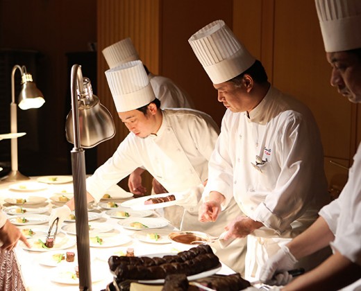 JRホテルクレメント高松。スタッフ。キッチンスタッフも見事な連携でベストな状態に料理を仕上げます