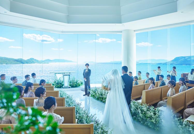 HOTEL CLEMENT TAKAMATSU。挙式会場。ゲスト席とバージンロードの距離が近く、アットホームな雰囲気