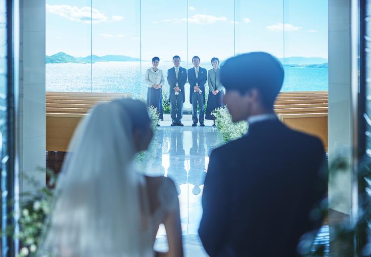 HOTEL CLEMENT TAKAMATSU。挙式会場。大切な両親へ、晴れ姿で感謝の気持ちを伝えるひととき