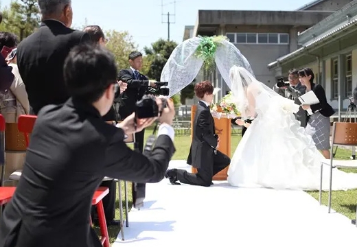 偕行社かふぇ。挙式会場。心地よい風と陽光を感じながら挙式を行うことができます