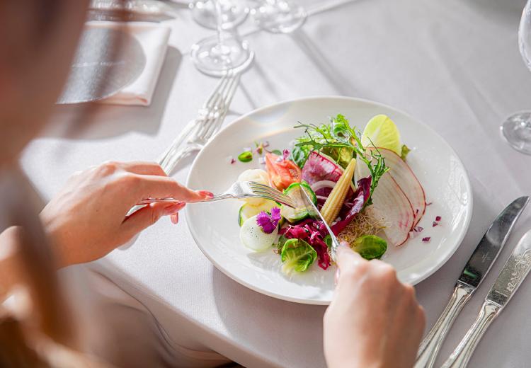 ザ ガーデンハウス シェルエメール(THE GARDEN HOUSE CIER ET MER)。料理。味・見た目・音・香り・食感の五感で楽しめる彩り豊かな料理