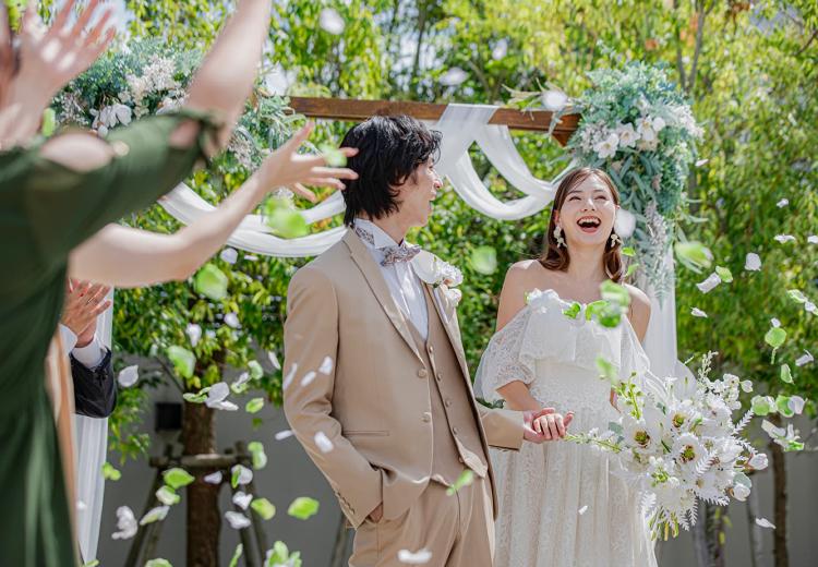 ザ ガーデンハウス シェルエメール(THE GARDEN HOUSE CIER ET MER)。挙式会場。あたたかな自然光のなか、花びらが舞うフラワーシャワーの演出