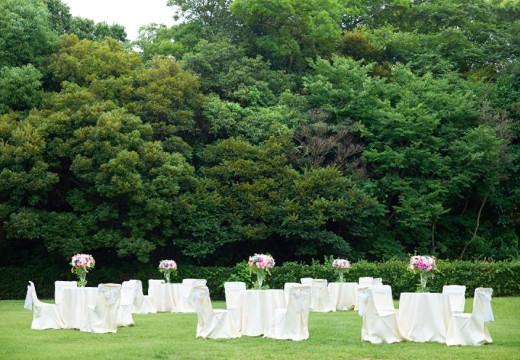 讃岐迎賓館（栗林公園 商工奨励館）。豊かな緑が一面に広がるガーデンが、心地よい時間を演出します