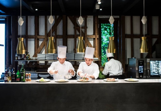 KITAHAMA W(キタハマダブリュー)。料理。オープンキッチンから、出来たての料理を香りと共にサーブ