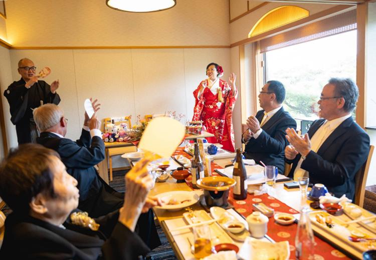 中津万象園。披露宴会場。庭園を臨む窓からはたっぷりの自然光が差し込みます