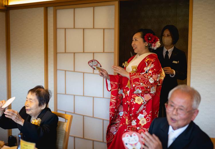 中津万象園。披露宴会場。花嫁によるお色直しの入場はゲストが盛り上がるシーン