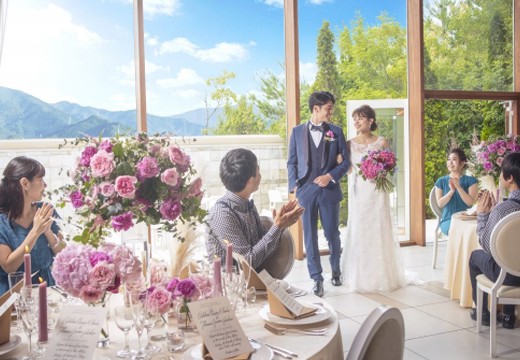 リアントゥール。披露宴会場。ガーデンと自由に行き来できる動きのあるパーティーが実現