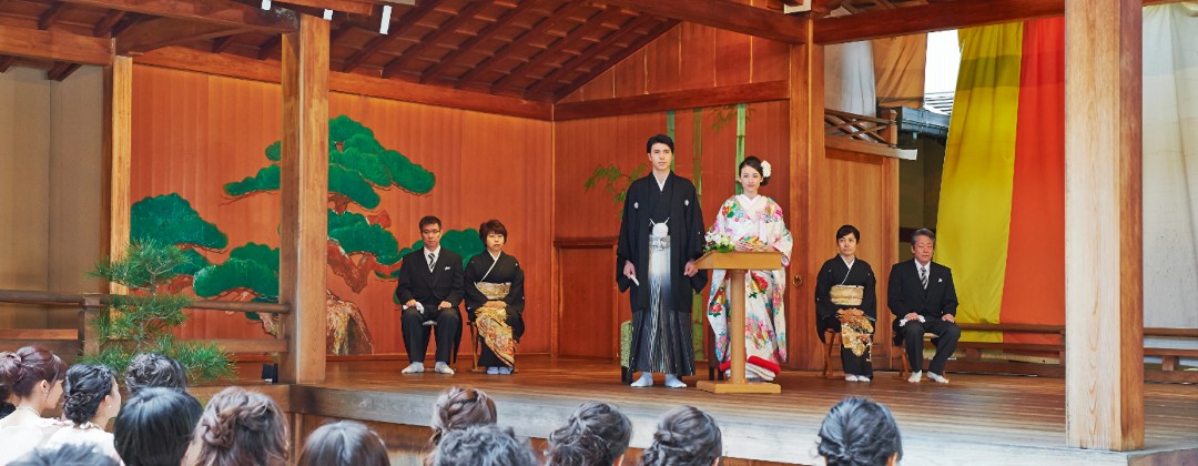 大和屋本店。挙式会場。長きにわたる伝統が薫る能舞台は、伝統的な白無垢や色打掛、モダンな和装がしっくりと似合います
