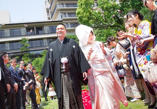 道後温泉ふなや。挙式会場。折鶴シャワーなど自由な演出を行なえる『詠風庭』での人前式