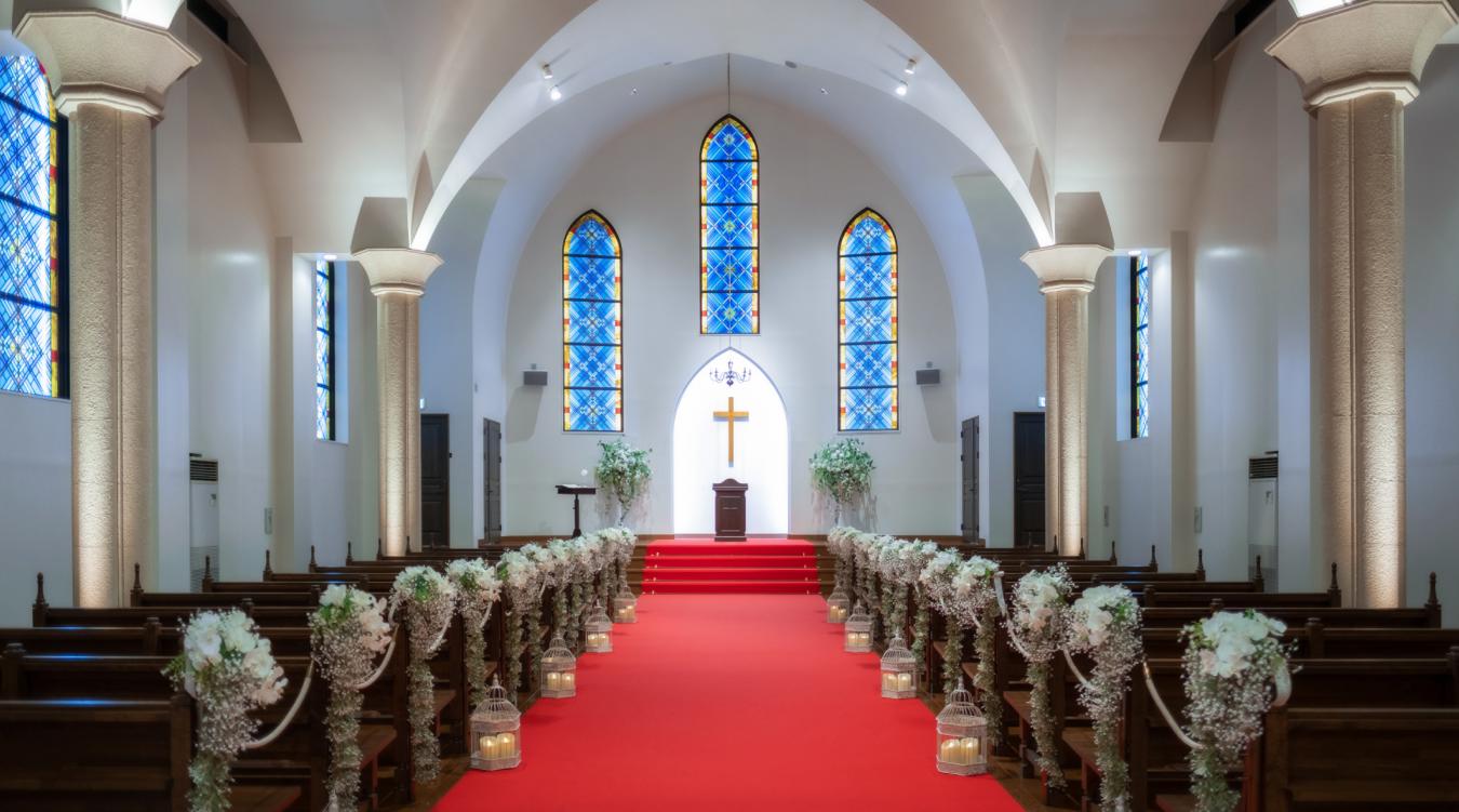 白水台聖アンナ教会。県内でもいち早く大聖堂での結婚式を執り行い、これまで20年間で4500組以上のカップルが愛を誓い合いました