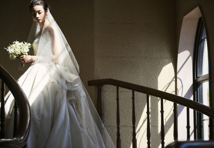 白水台聖アンナ教会。ウェディングドレスに身を包んだ花嫁を美しく見せるらせん階段