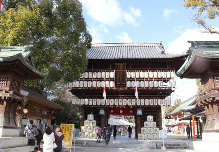 伊豫豆比古命神社（椿神社）。神社入口に建ち境内を守る、風格ある佇まいの楼門