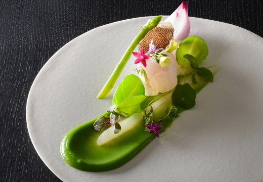 TOBE AUBERGE RESORT(トベ オーベルジュリゾート)。料理。新鮮な魚介類とみずみずしい野菜のハーモニーを楽しめる一品