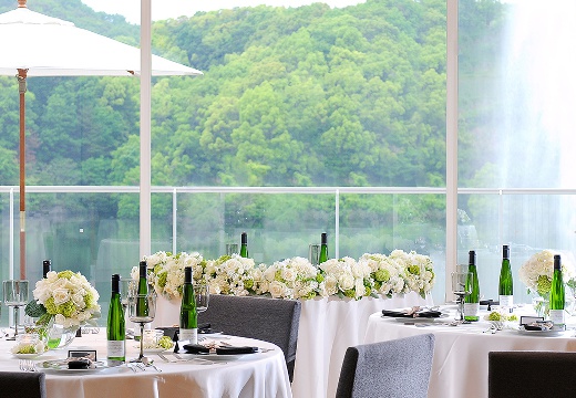 TOBE AUBERGE RESORT(トベ オーベルジュリゾート)。披露宴会場。湖と、虹のかかる噴水の景色もおもてなしのひとつ