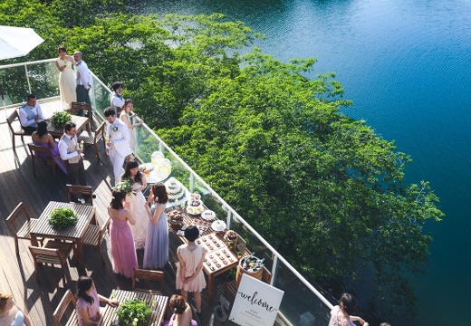 TOBE AUBERGE RESORT(トベ オーベルジュリゾート)。披露宴会場。湖を望むデッキテラスで、カジュアルなガーデンパーティーを満喫
