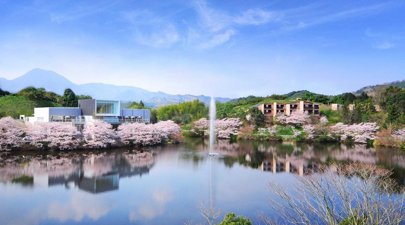 TOBE AUBERGE RESORT(トベ オーベルジュリゾート)。鳥のさえずりが聞こえそうなロケーション。緑と湖が調和した美しい景色は、ふたりにとって忘れられないものとなることでしょう