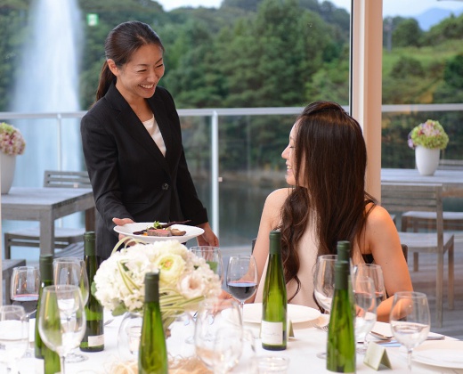 TOBE AUBERGE RESORT(トベ オーベルジュリゾート)。スタッフ。披露宴の進行に合わせて、料理を丁寧にサーブしてくれるスタッフ