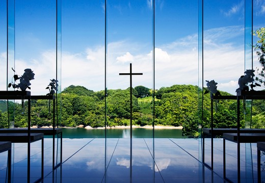 TOBE AUBERGE RESORT(トベ オーベルジュリゾート)。挙式会場。正面に広がる美しい景色が新郎新婦を引き立てます
