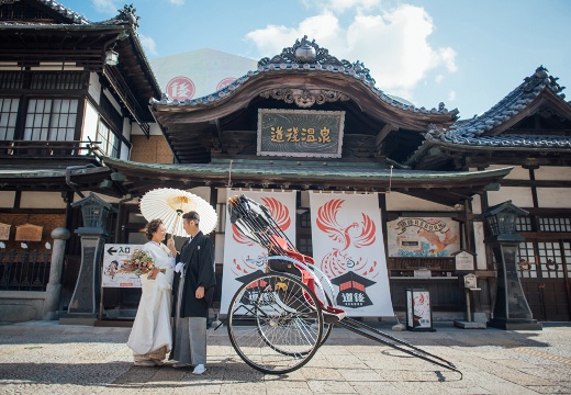 小さな結婚式 松山店。道後温泉など松山らしいロケーションを活かした写真撮影も可能