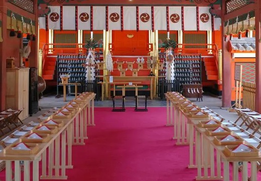 小さな結婚式 松山店。挙式会場。凜とした空気に包まれた神社で執り行う、厳かな神前式