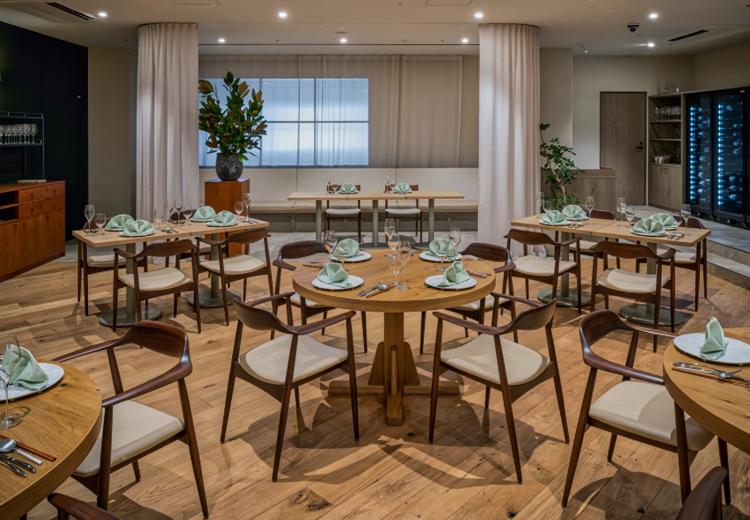 HOTEL LEPO CHAHAL ～RESTAURANT AINO～（ホテル レポ チャハル ～レストラン アイノ～）。披露宴会場。木の温もりあふれるおしゃれな店内には60名まで収容可能