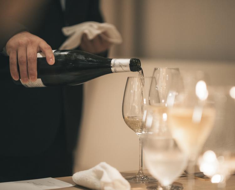 HOTEL LEPO CHAHAL ～RESTAURANT AINO～（ホテル レポ チャハル ～レストラン アイノ～）。スタッフ。タイミング良くドリンクを提供するサービススタッフ