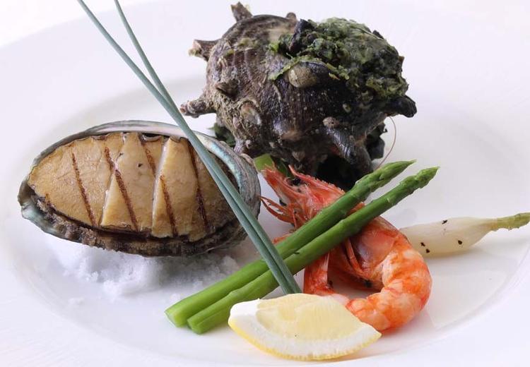 プレミアホテル門司港(旧 門司港ホテル)。料理。新鮮な海の食材を用いた、ハレの日にふさわしい豪勢なメニュー