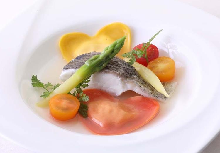 プレミアホテル門司港(旧 門司港ホテル)。料理。味はもちろん、彩の美しさにも魅力的な逸品が揃います