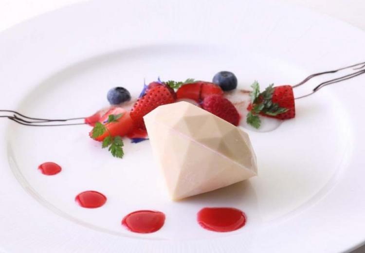 プレミアホテル門司港(旧 門司港ホテル)。料理。ダイヤモンドの形を模したホワイトチョコが存在感を放つデザート