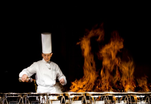 ホテルオークラ福岡。料理。人気の演出『フランベ』は会場内で全ゲストのお肉を仕上げます