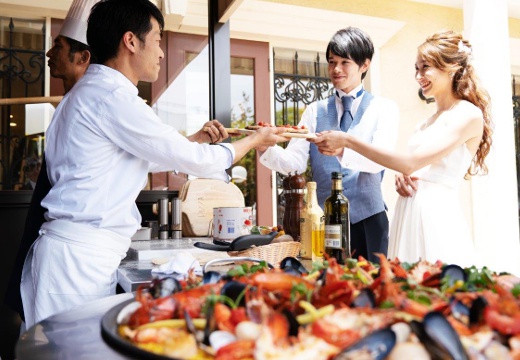 GARDEN TERRACE FUKUOKA HOTELS&RESORTS（ガーデンテラス福岡 ホテルズ＆リゾーツ）。料理。シェフが目の前で調理した料理をできたての香りと共にサーブ