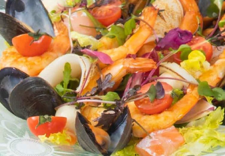 ホテルモントレ ラ・スール福岡。料理。海の幸をふんだんに用いた、華やかな見た目の逸品