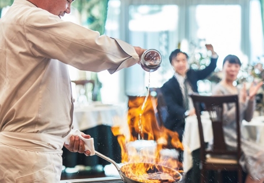 アモーレヴォレ サンマルコ(FIVESTAR WEDDING)。料理。ゲストの目の前で繰り広げられるシェフの華麗なパフォーマンス
